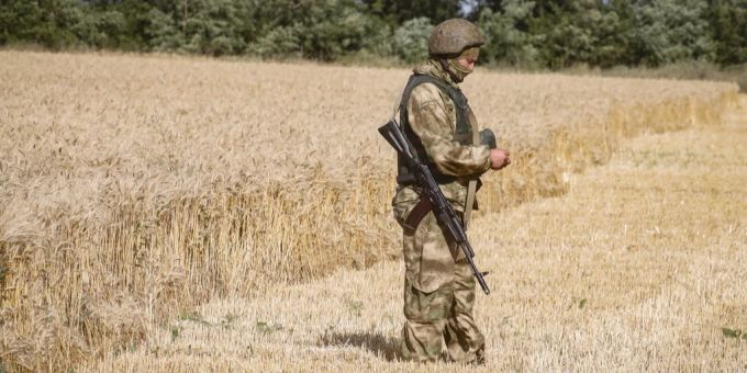 Ein russischer Soldat steht am 14. Juli 2022 auf einem Feld in der Nähe von Melitopol in der Region Saporischschja im Südosten der Ukraine Wache. Ukraine Krieg Wache Getreide