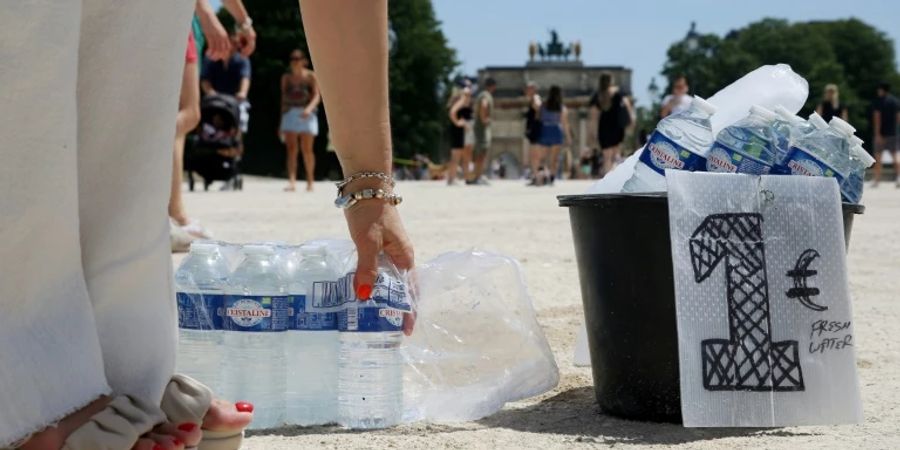 Wasserverkauf an Passanten in Paris