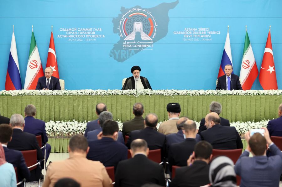 Kreml-Chef Wladimir Putin (l.), Irans Präsident Ebrahim Raisi (M.) und der türkische Staatschef Recep Tayyip Erdogan (r.) bei ihrem Spitzentreffen in Teheran im Juli 2022.