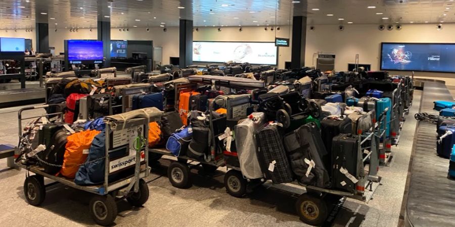 Volle Gepäckwagen am Flughafen Zürich, doch kein Personal in Sicht. Solche Bilder gibt es derzeit häufiger.