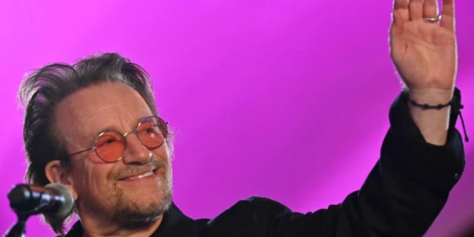 Berlin - U2-Sänger Bono schätzt «wilde kinetische Energie» bei Konzerten von Toten Hosen