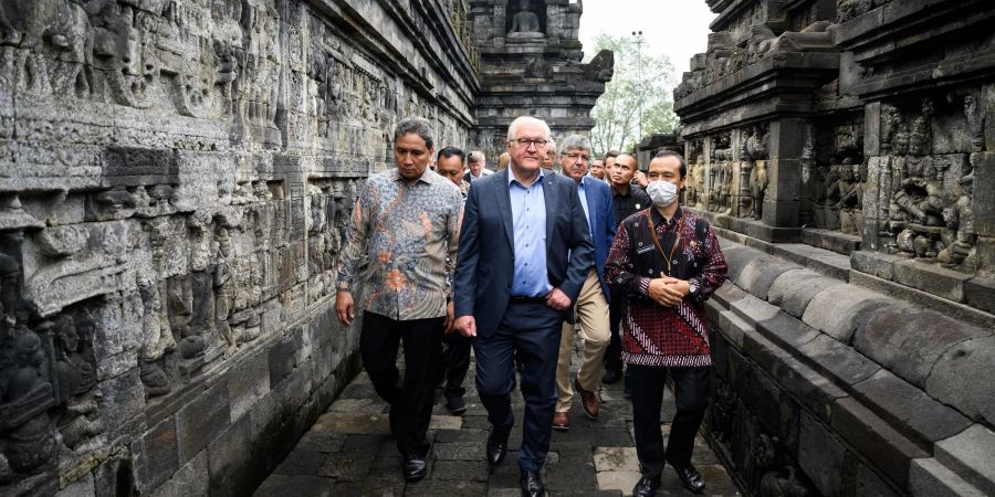 Bundespräsident Frank-Walter Steinmeier (M) wird durch die Tempelanlage Borobudur geführt. Der rund 1200 Jahre alte stufenförmige Tempel gilt als bedeutendstes buddhistisches Bauwerk auf Java und grösster buddhistischer Tempel der Welt.