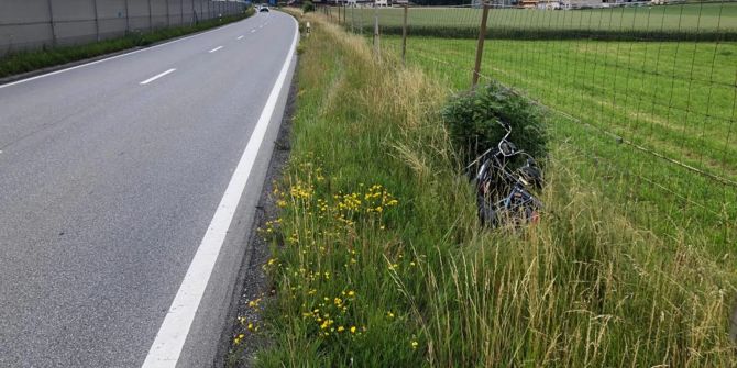 Trimmis: Das am Wildschutzzaun abgestellte Motorfahrrad