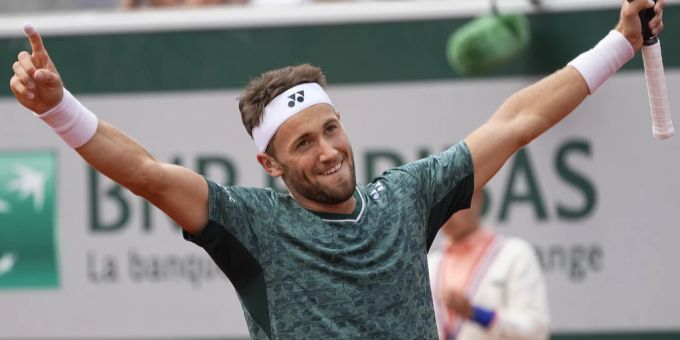 Casper Ruud jubelt nach dem Einzug in den French-Open-Viertelfinal. Casper Ruud