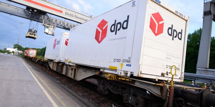 Die zwei ersten DPD-Container stehen auf einem Güterzug im DUSS-Terminal Hamburg Billwerder. Nach der Deutschen Post DHL schickt nun auch Konkurrent DPD einen Teil seiner Pakete über die Schiene quer durch Deutschland.