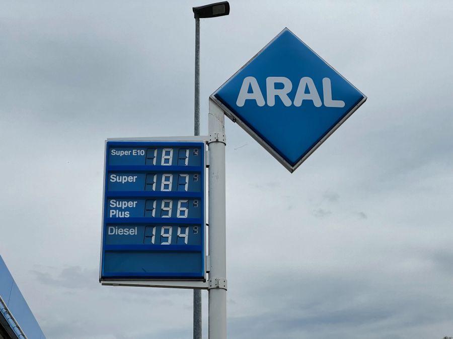 In Deutschland sind die Spritpreise am Mittwoch deutlich gesunken. Abgebildet: Preise einer Aral-Tankstelle in Stühlingen DE am Mittwochvormittag.