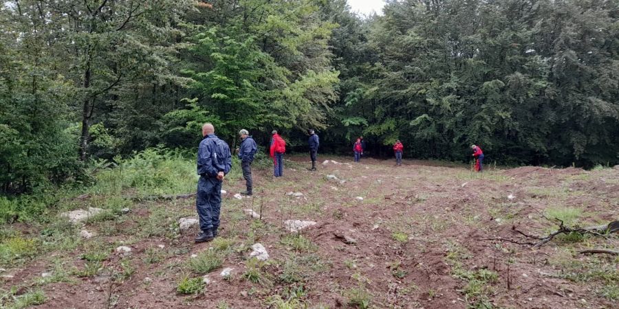 Rettungskräfte durchkämmen den Wald nach dem Wrack der abgestürzten Cessna. Geflogen soll sie von einem Schweizer geworden sein.