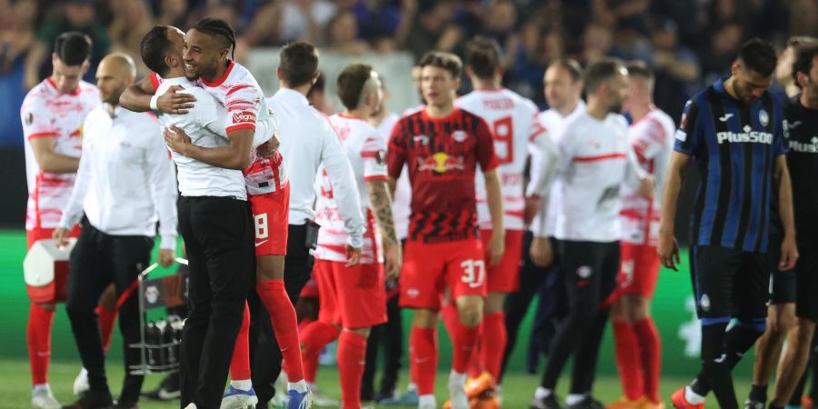 Leipzigs Christopher Nkunku jubelt mit Trainer Domenico Tedesco (l) nach dem Sieg in Bergamo.
