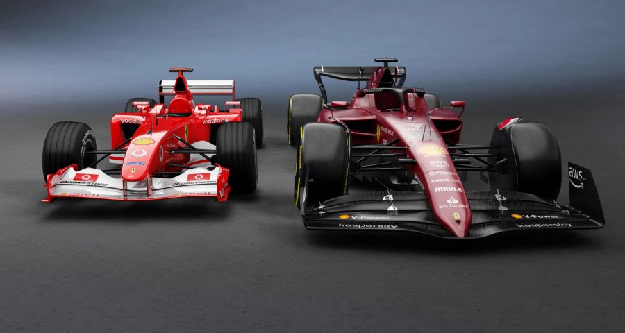 Links ein Ferrari F2002 aus dem Jahr 2002, rechts der Ferrari F1-75 aus dem Jahr 2022.