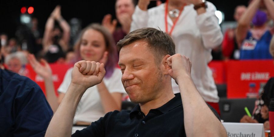 Martin Schirdewan (Die Linke) freut sich über die Wahl zum Parteivorsitzenden beim Bundesparteitag der Linken in der Messe Erfurt.