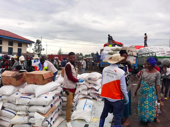 World Vision verteilt Lebensmittel. Hier in der Demokratischen Republik Kongo. Essensverteilung