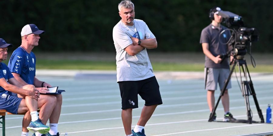 Bochums Trainer Thomas Reis (M) steht an der Seitenlinie.