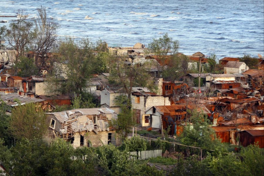 Stark beschädigte Privathäuser sind am 21. Mai 2022 am Ufer des Asowschen Meeres in Mariupol zu sehen.