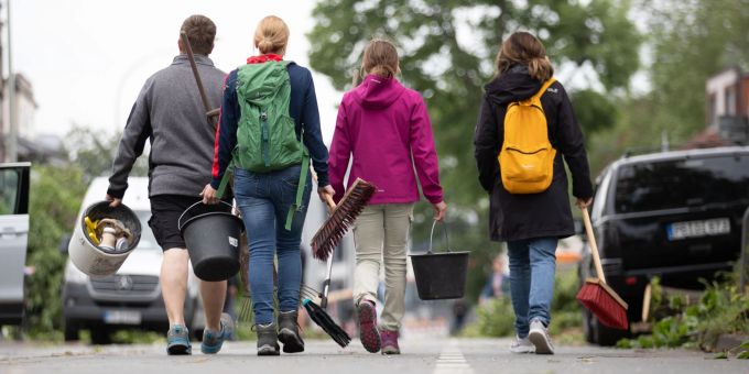 Anwohner ausgestattet mit Eimer und Besen gehen über eine Strasse. Ein Tornado hatte in Paderborn und Lippstadt am Freitagnachmittag massive Schäden verursacht. Anwohner ausgestattet mit Eimer und Besen gehen über eine Strasse. Ein Tornado hatte in Paderborn und Lippstadt am Freitagnachmittag massive Schäden verursacht.