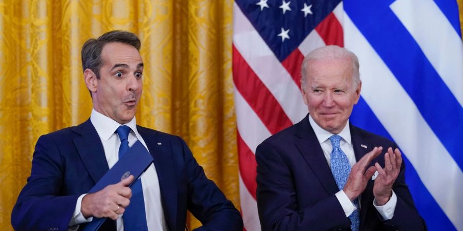 Joe Biden (r), Präsident der USA, und Kyriakos Mitsotakis, Ministerpräsident von Griechenland, bei einem Empfang im East Room des Weissen Hauses.