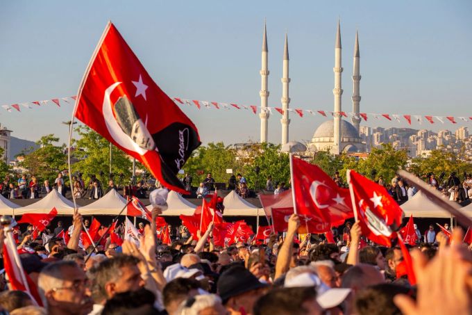 Tausende Demonstrierende füllen das Maltepe-Kundgebungsgelände in Istanbul. Proteste in Istanbul