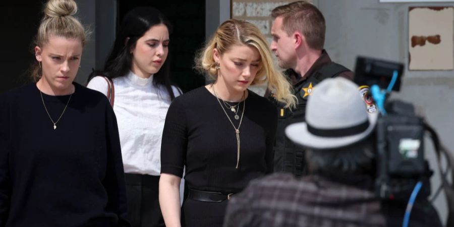 Amber Heard verlässt mit gesenktem Kopf den Gerichtssaal.