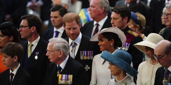 Zahlreiche Gäste kamen für den Dankgottesdienst nach London. (Aaron Chown/Pool photo via AP) Britain Platinum Jubilee