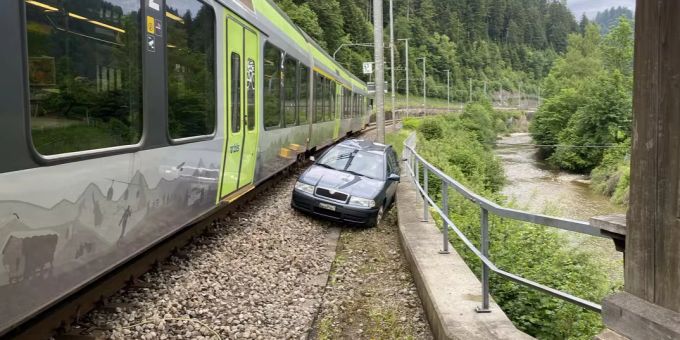 Am Mittwochabend ist in Trubschachen ein Auto von einem Zug erfasst worden. Am Mittwochabend wurde in Trubschachen ein Auto von einem Zug erfasst