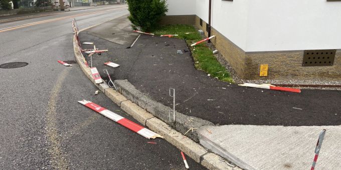 Betrunkener Lenker kollidiert mit Baustelleneinrichtungen.