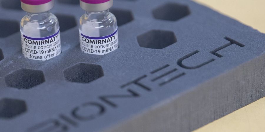 Nach aktuellem Stand der Wissenschaft hat Comirnaty bei Infektion mit der Delta-Variante eine Wirksamkeit von etwa 90 Prozent gegen eine schwere Covid-19-Erkrankung - bei der Omikron-Mutante zeigen erste Daten, dass der Schutz weniger gut ist.