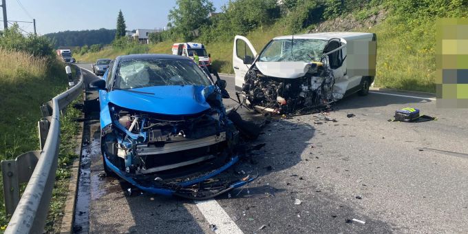 Hausen AG: Zwei Verletzte nach Frontalkollision.