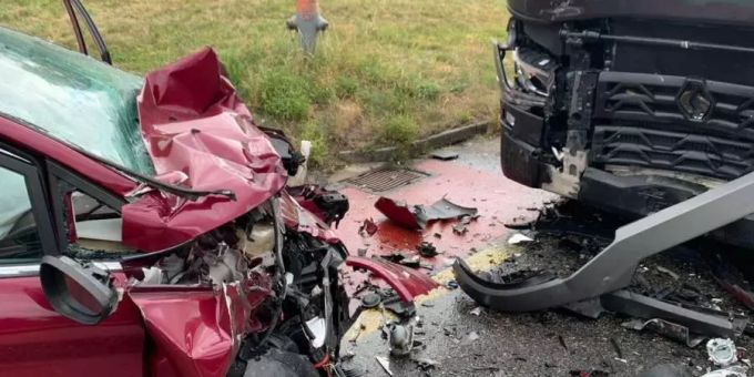 Niedergösgen: Frontalkollision zwischen Auto und Sattelmotorfahrzeug Niedergösgen: Frontalkollision zwischen Auto und Sattelmotorfahrzeug
