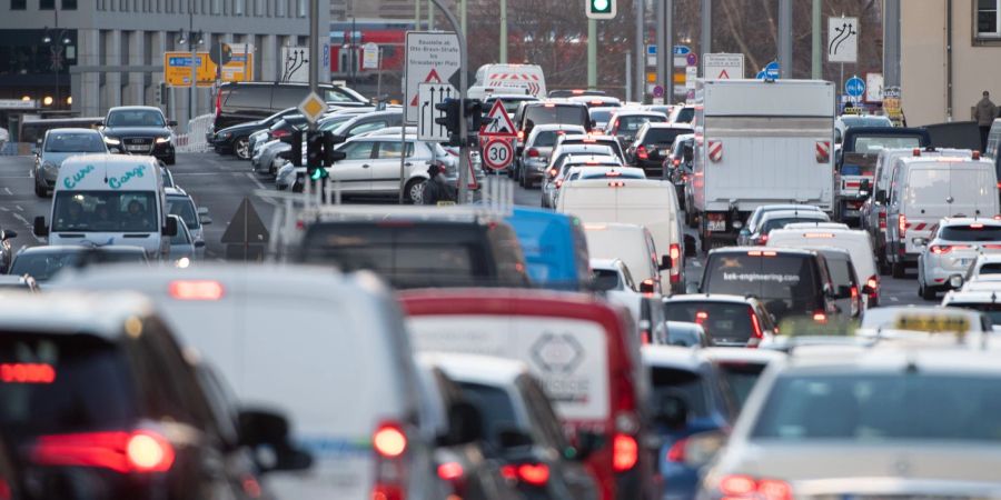 Dicht an dicht stehen Fahrzeuge auf der Gertraudenstrasse in Berlin.