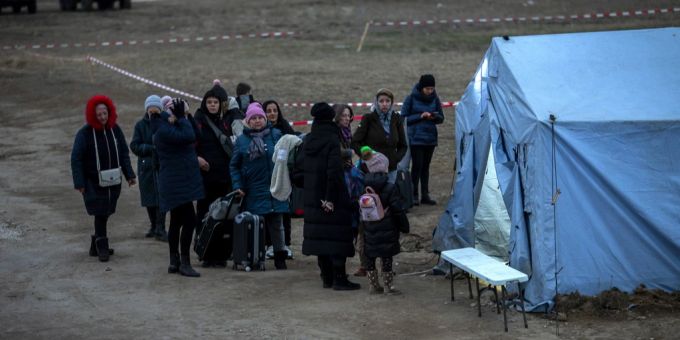 Flüchtlinge aus dem Ukraine-Krieg kommen unweit der Grenze in einem Camp in Moldawien an. Ukraine Krieg