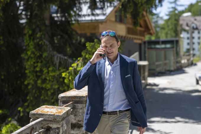 Martin Binkert, Verlierer der Wahl zum Gemeindepräsidenten von St. Moritz, gratuliert per Telefon dem Gewinner Christian Jott Jenny. Martin Binkert