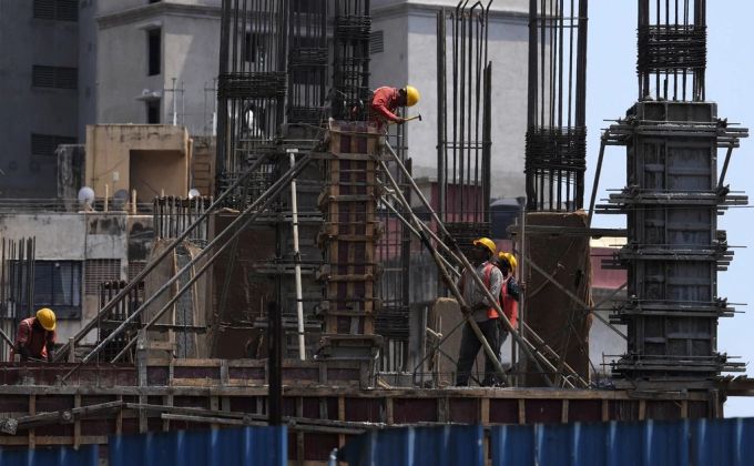 Bauarbeiter errichten ein Gebäude in Mumbai. mumbai