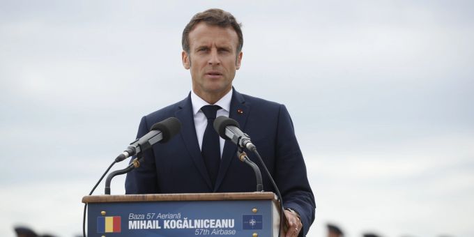 Der französische Präsident Macron spricht am 15. Juni 2022 auf dem rumänischen Militärflugplatz Mihail Kogălniceanu in Constanța. ukraine-krieg