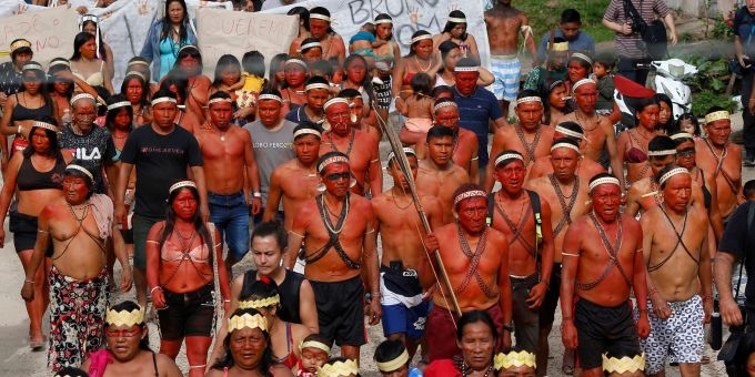 Ein britischer Journalist und ein Indigenen-Experte werden vermisst. Indigene nehmen an einem Protestmarsch teil. Ein britischer Journalist und ein Indigenen-Experte werden vermisst. Indigene nehmen an einem Protestmarsch teil.
