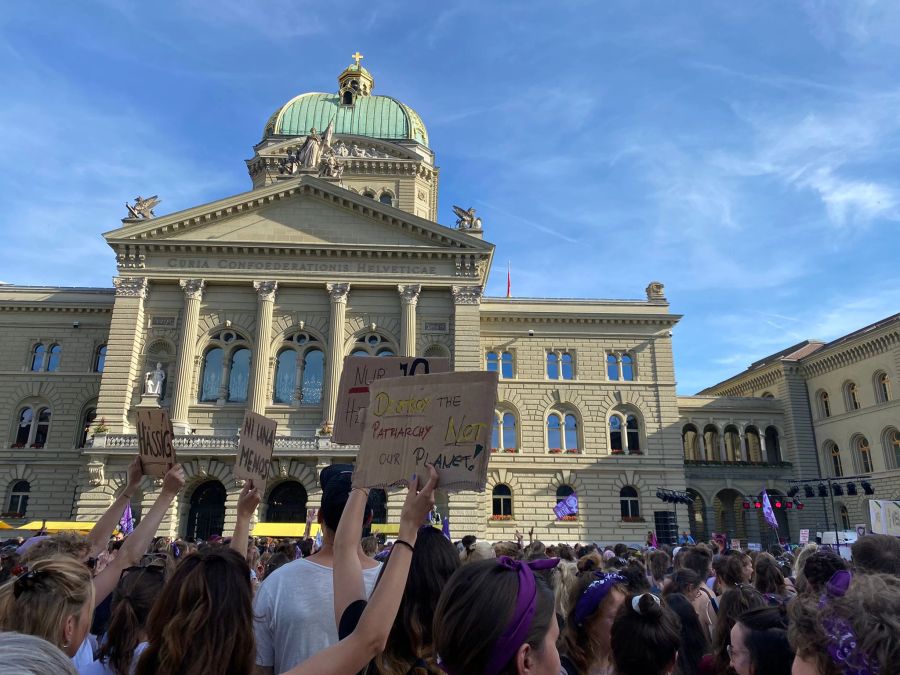 Streikende auf dem Bundesplatz in Bern, 14. Juni 2022.