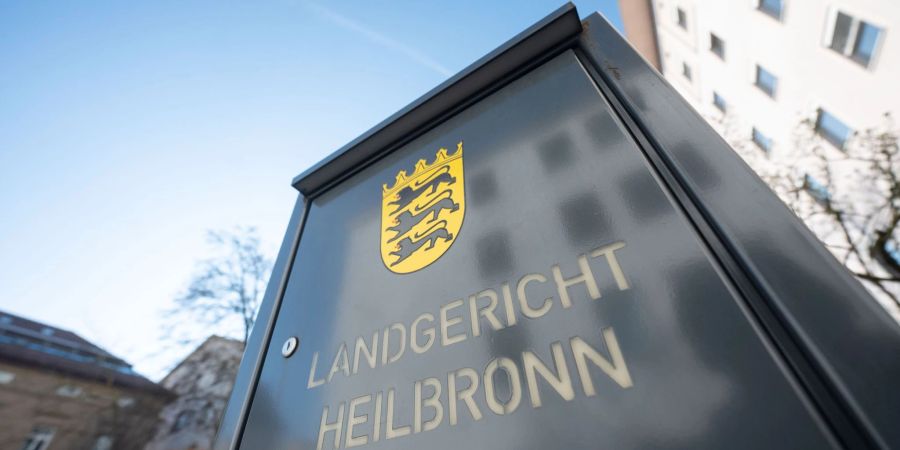 Vor dem Landgericht Heilbronn muss sich eine Frau verantworten, die ihren Freund angezündet haben soll.
