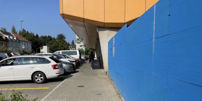 Kleinkind fällt aus Kinderwagen und verletzt sich.