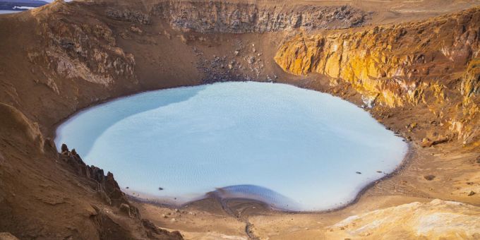 Im Víti-Krater des Askja-Vulkans liegt ein See. Andere sagen: Es ist die grösste Badewanne Islands. Krater See Badewanne hellblau