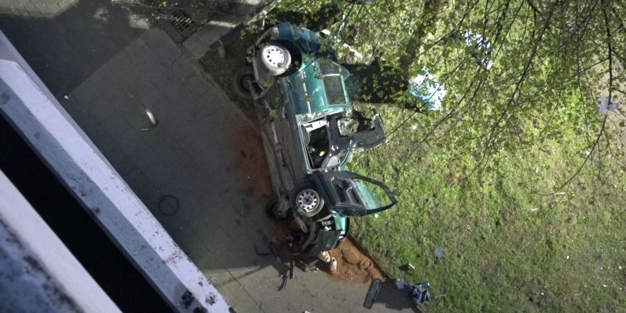 Das Wrack des Autos neben dem Parkhaus.