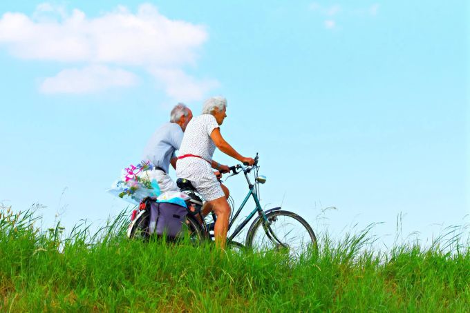 Acuh Velofahren gehört zu den Tätigkeiten, die moderat Bewegung ins Leben bringen. Frau Mann Gras Velo