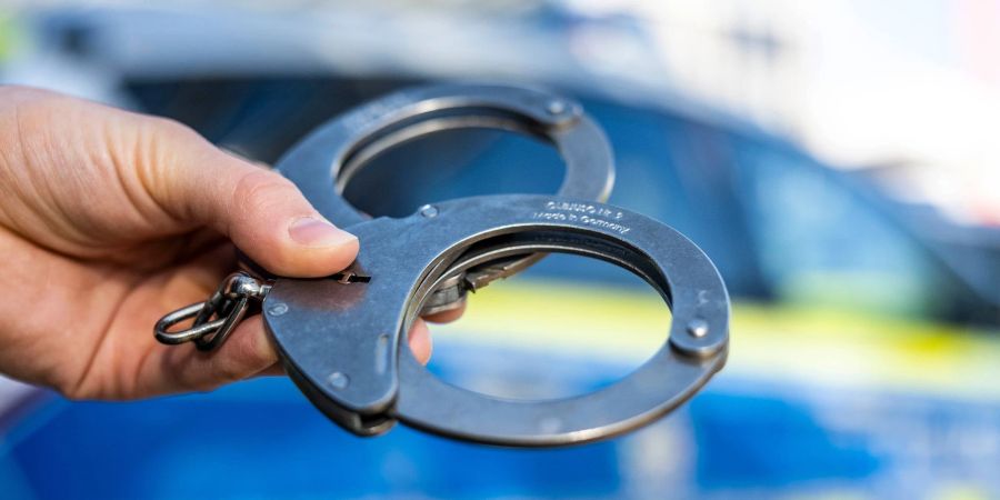Die Polizei hat in Berlin einen 15-Jährigen festgenommen, der für den Tod einer Seniorin verantwortlich sein soll.
