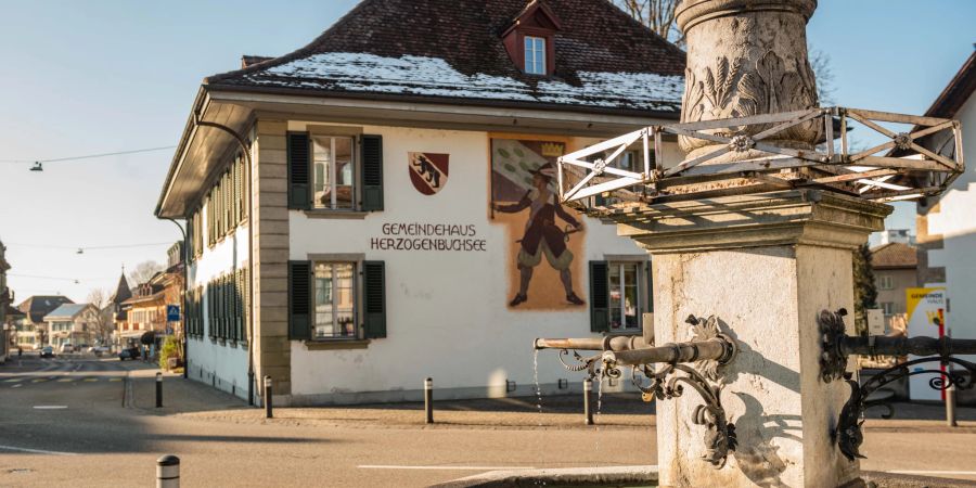 Der Dorfbrunnen beim Gemeindehaus in Herzogenbuchsee.