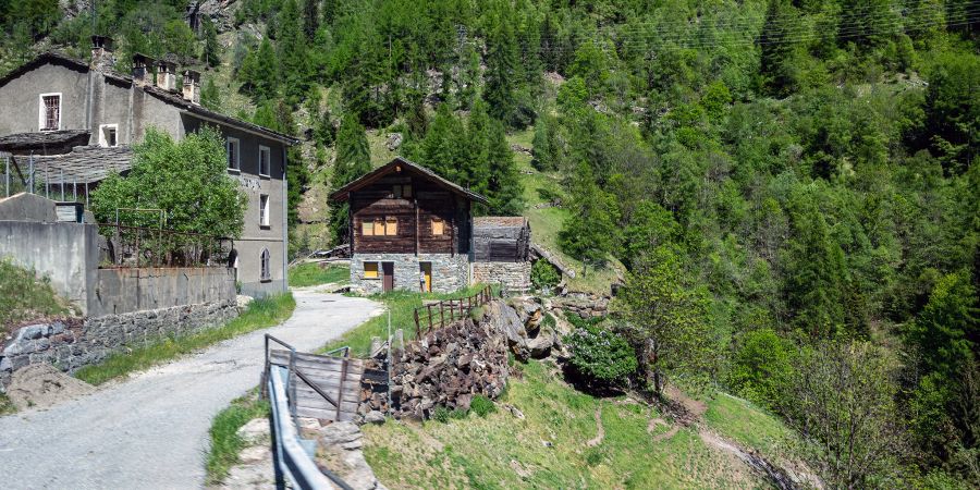 Die alte Strasse nach Saas-Fee bei Eisten.