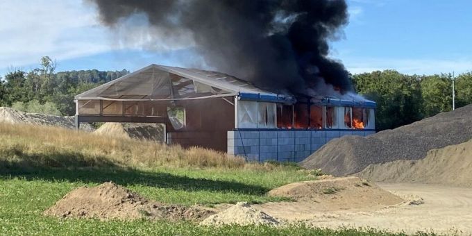 In Posieux stand ein Lager für recycelte Abfälle in Flammen. In Posieux stand ein Lager für recycelte Abfälle in Flammen.