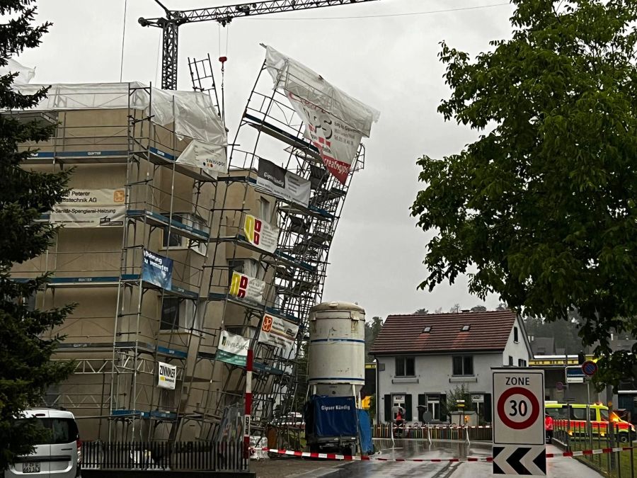 In Wolfhausen ZH geriet ein Gerüst in Schieflage.