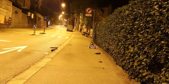 St.Gallen SG: Lenker fährt Verkehrsteiler um und flüchtet.