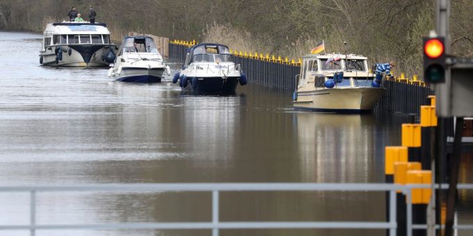 Boote warten vor der Schleuse auf der Müritz-Havel Wasserstrasse. Der Wassertourismus auf der Mecklenburgischen Seenplatte steht vor einem neuen Saisonstart. Boote warten vor der Schleuse auf der Müritz-Havel Wasserstrasse. Der Wassertourismus auf der Mecklenburgischen Seenplatte steht vor einem neuen Saisonstart.