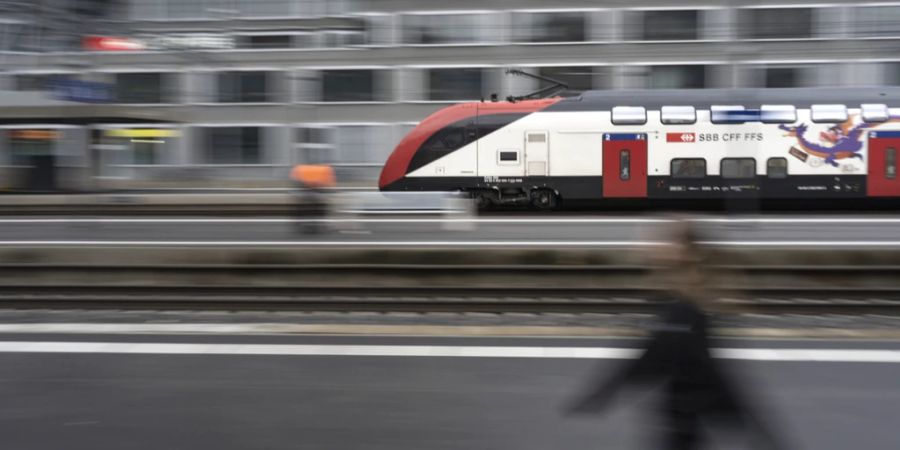 Über Personenunfälle informiert künftig nur noch die mündliche Durchsage im direkt betroffenen Zug der SBB.