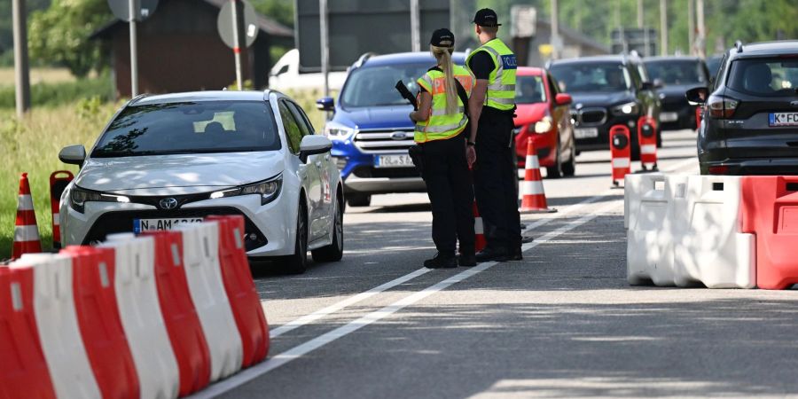 Polizisten kontrollieren am Grenzübergang Mittenwald den Verkehr. Wegen des G7-Gipfels müssen sich Reisende auf Sperrungen und weiträumige Umleitungen einstellen.