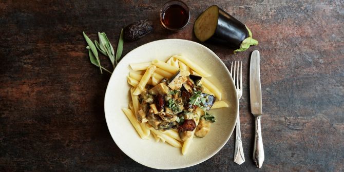 Teller Besteck Pasta Aubergine