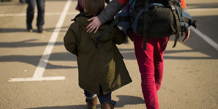 Menschen, die aus Mariupol und anderen Städten geflohen sind, kommen in einem Zentrum für Vertriebene an. Laut Mitteilung des Gouverneurs Oleksandr Staruch bereitet die Ukraine sich für Mittwoch auf eine weitere Evakuierung von Zivilisten aus der Hafenstadt Mariupol vor. Foto: Francisco Seco/AP/dpa
